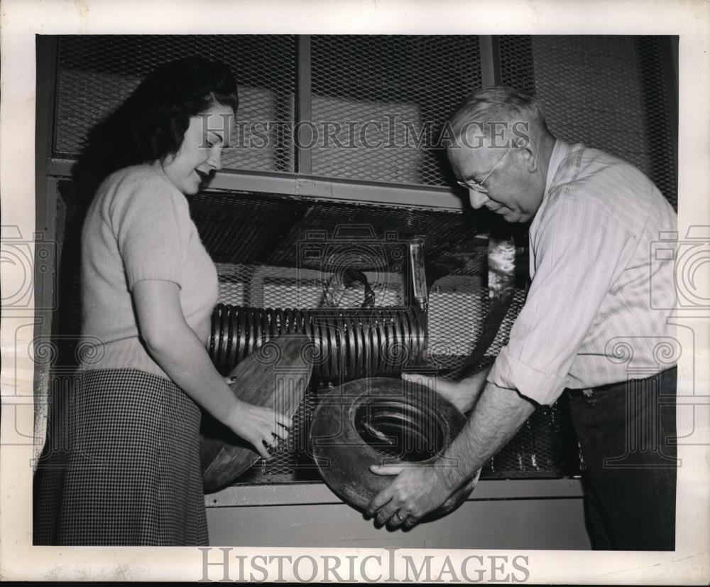 1945 Press Photo Firestone Tire &amp; Rubber Co. Mrs J Ormsby &amp; LW Scheu - Historic Images