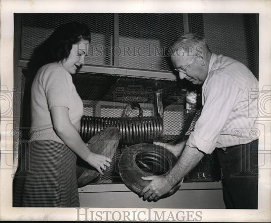 1945 Press Photo Firestone Tire & Rubber Co. Mrs J Ormsby & LW Scheu - Historic Images