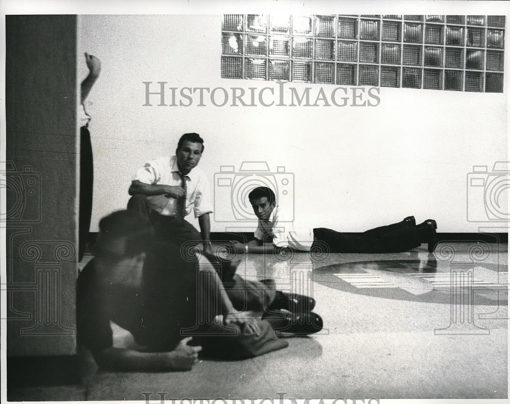 1963 Press Photo Employees Of UPI Caracas Bureau Take Cover As Office Attacked - Historic Images