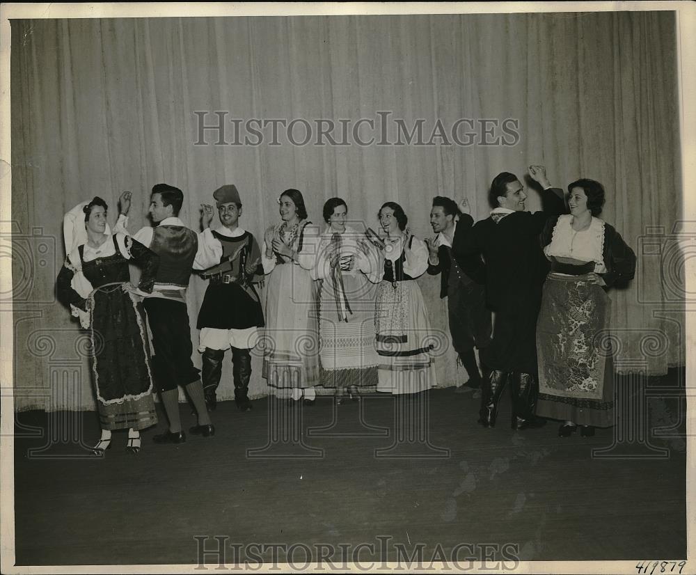 1967 Press Photo Italian folk dancers at NYC Rockerfeller Center - Historic Images