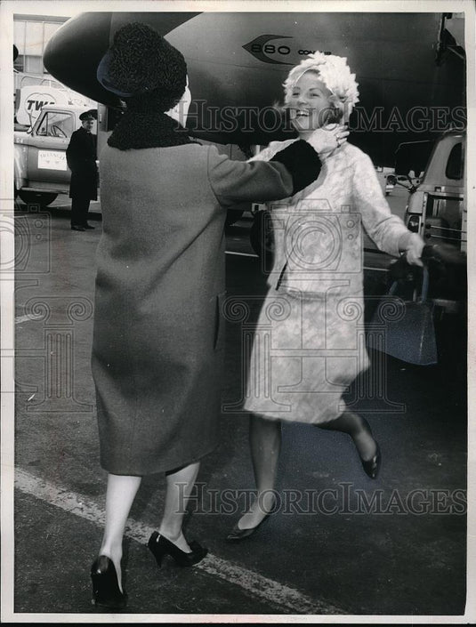 1965 Press Photo Princess Beatrix Greeted by Aunt Princess Simone in New York - Historic Images