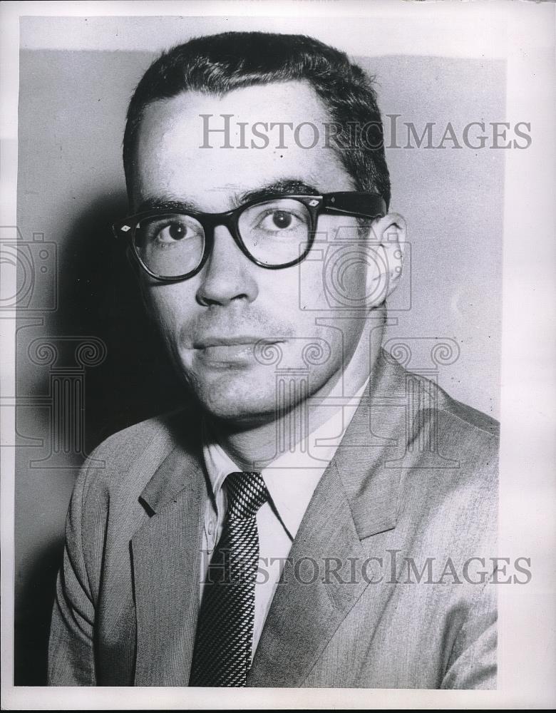 1964 Press Photo Jerry Bennet posing for photo - Historic Images