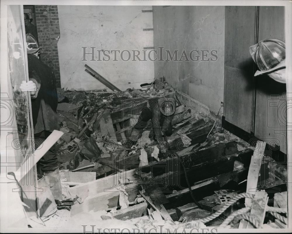 1939 Press Photo N.Y. City Firemen clearing away wreckage of Explosions. - Historic Images