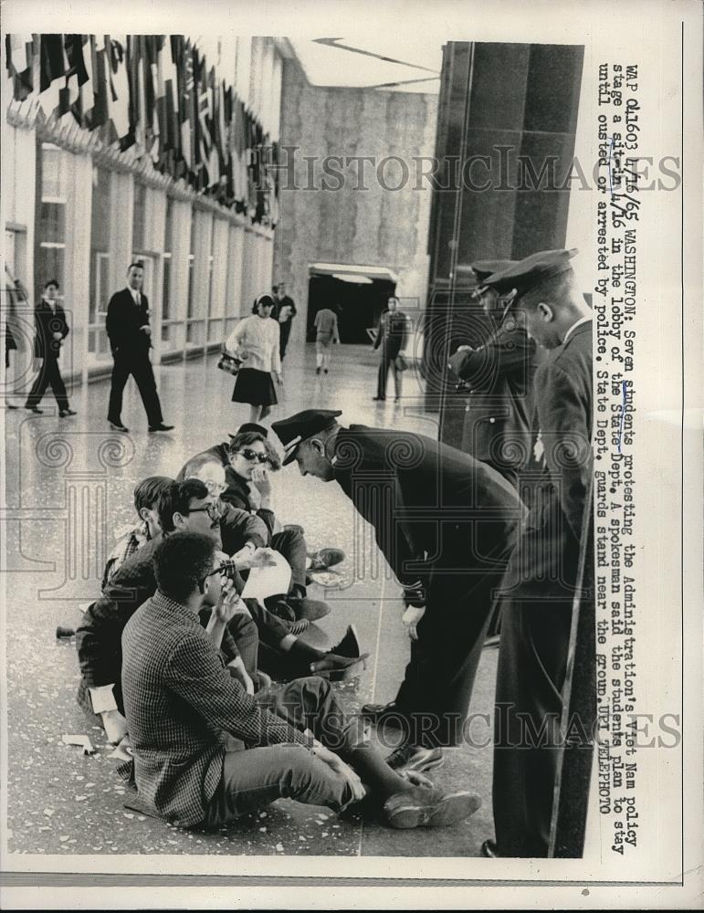 1965 Press Photo students protesting State Dept. over Vietnam issue - Historic Images