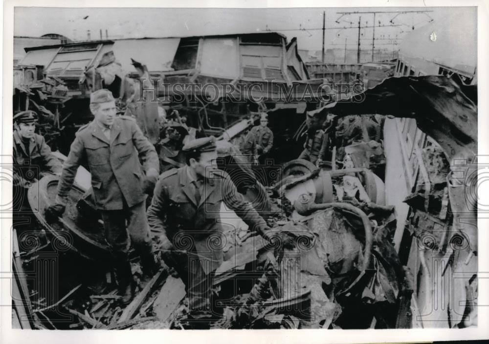 1971 Press Photo Rome, Italy rescue workers at train crash site - Historic Images
