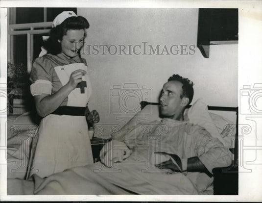 1943 Press Photo Nurse caring for soldier in American Evacuation Hospital - Historic Images