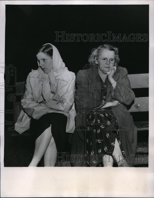 1955 Press Photo Mrs. Enos Offut & Patsy Lautaner await word after explosion - Historic Images