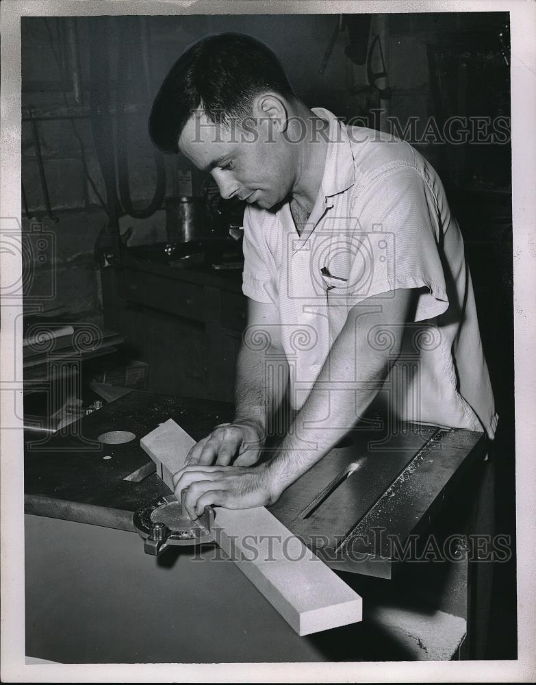 1955 Press Photo Paramount woodworker Frank Grand at DIY show - Historic Images