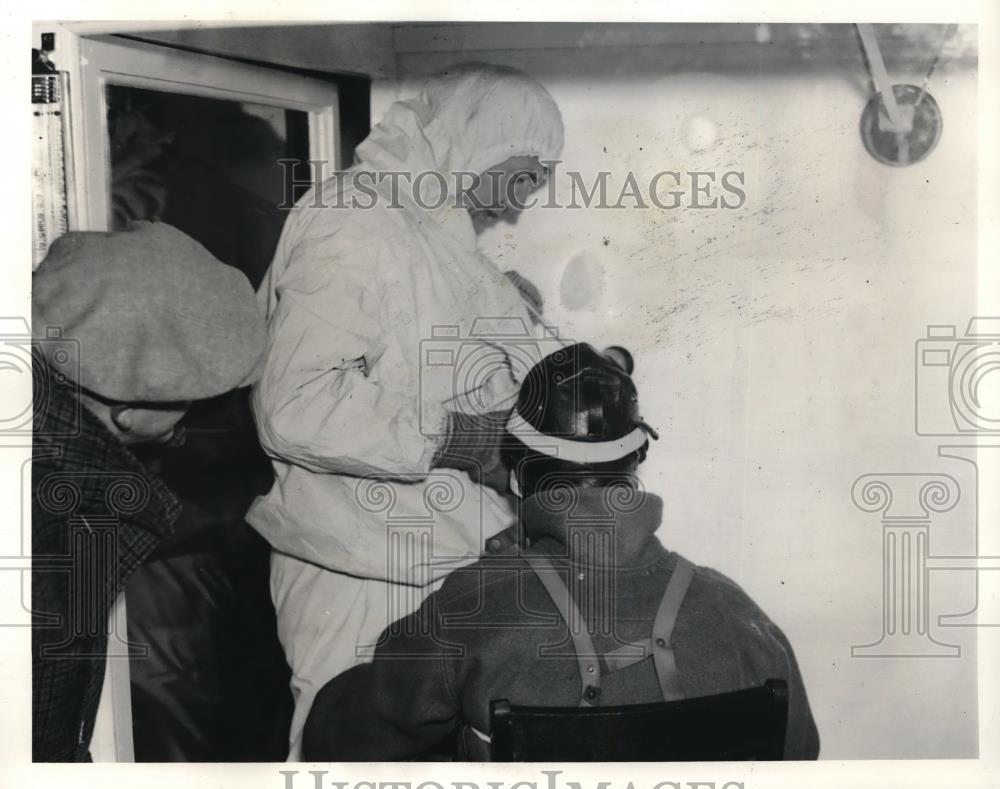 1940 Press Photo Arthur Starnes in the cold room &amp; high velocity wind tunnel - Historic Images