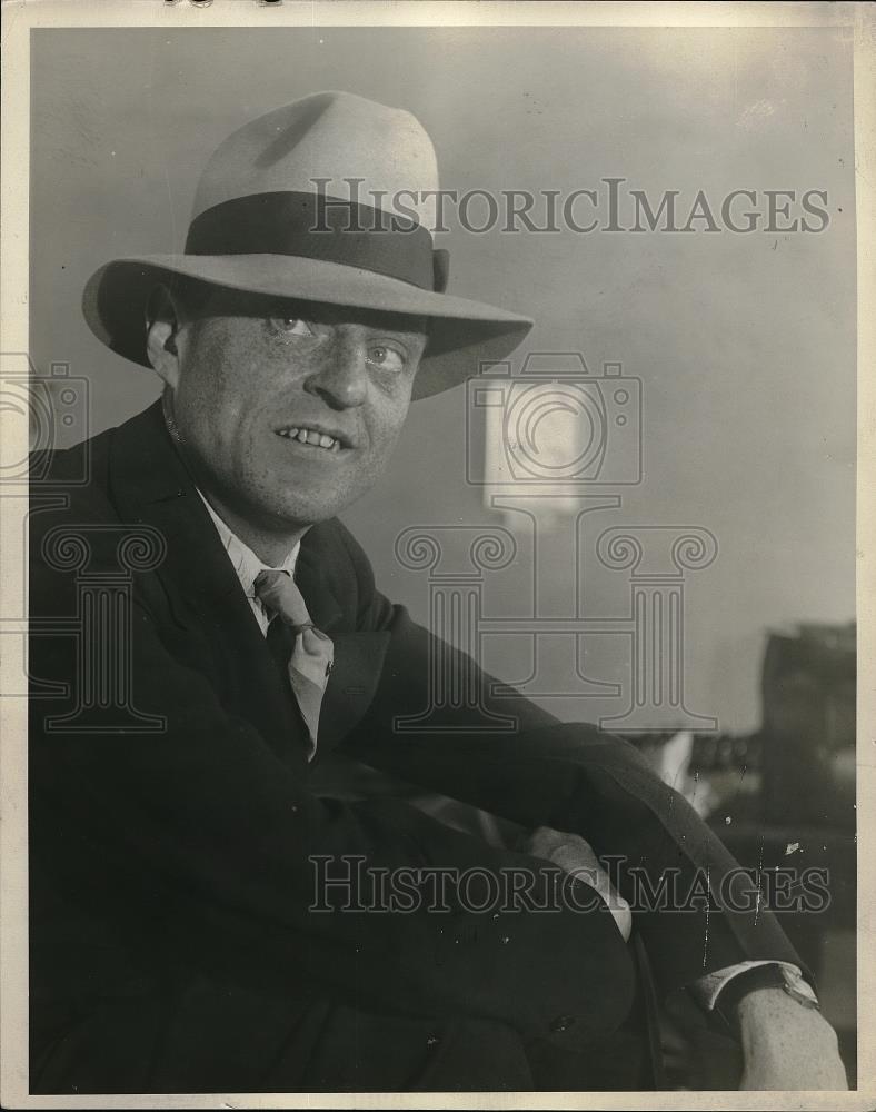 1929 Press Photo Man Wearing Fedora Hat - Historic Images