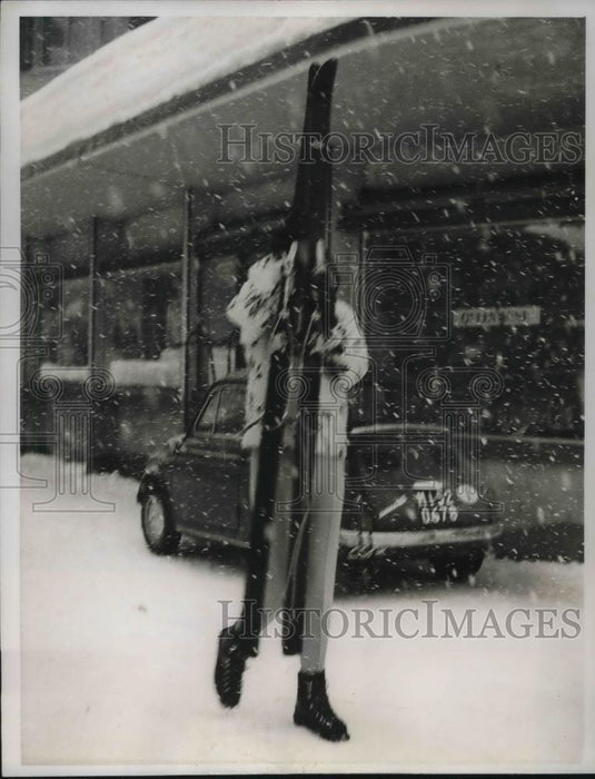1961 Press Photo Mrs. Steve Smith, former Jean Kennedy, shields her face - Historic Images