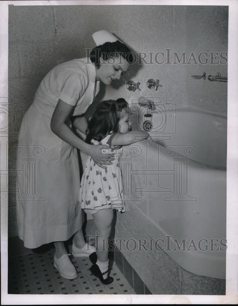 1955 Press Photo Kathleen Hughes Nurse Violet Robert - Historic Images