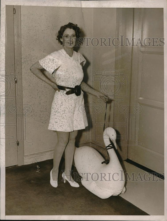 1936 Press Photo Mrs. L.C. Norton Modeling White Shorts with Red Belt - Historic Images