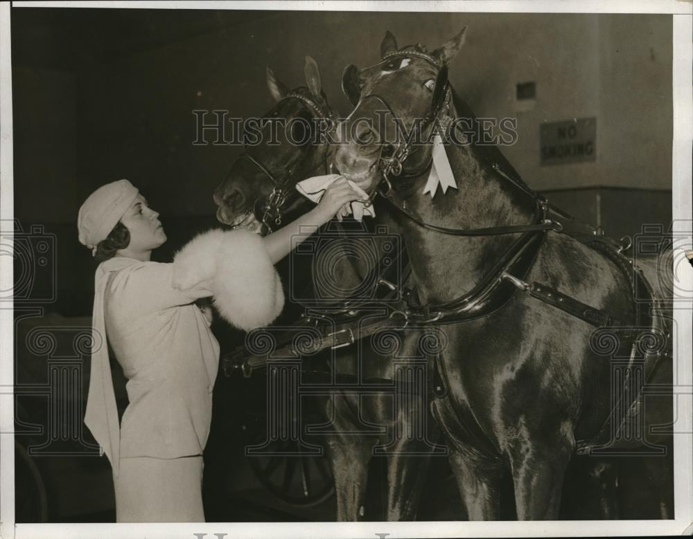 1932 Press Photo Mrs Locke Brown &amp; winning horse Dumbreack Princess - Historic Images