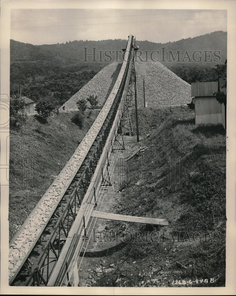 1948 Press Photo Belt Transports Blue Ridge Stone to Maintain Surge Pile - Historic Images