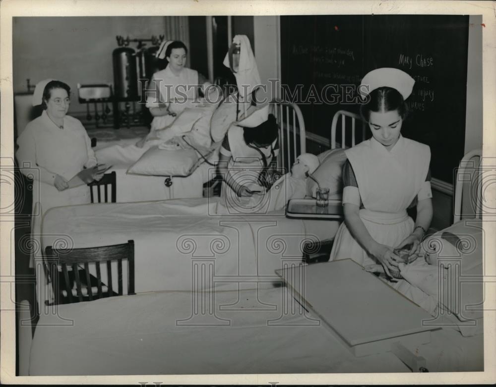 Press Photo City Hospital, Kay &amp; Nurses McHenry, Fair, &amp; Collins, Bedside Manner - Historic Images