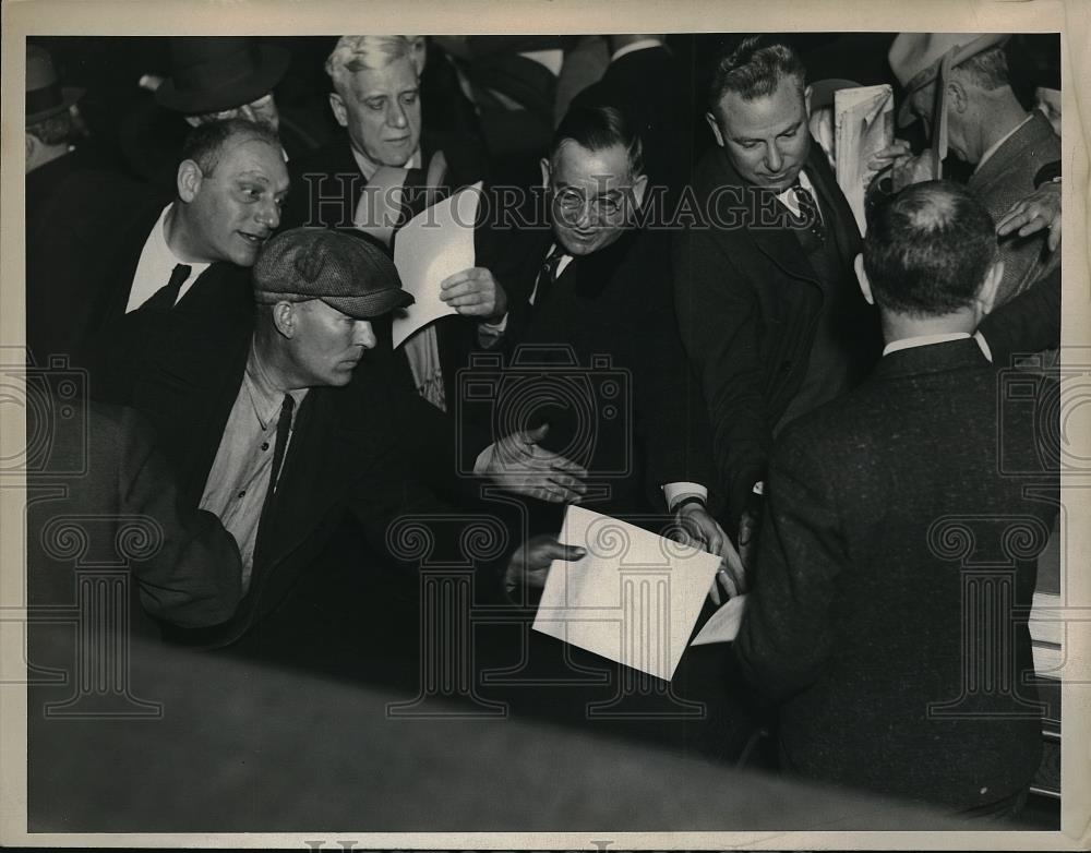 1935 Press Photo Crowds get copies of Senate Investigating Comm. reports - Historic Images