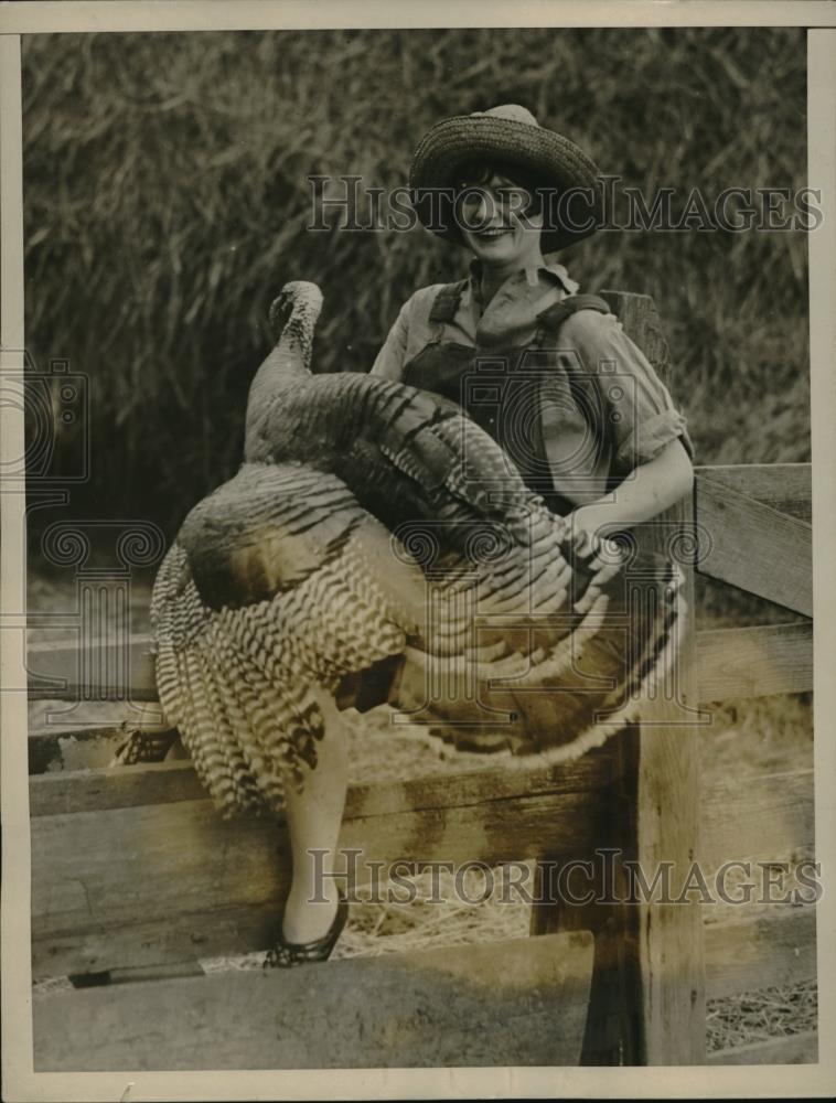 1926 Press Photo Jean Lyle &amp; a turkey for Thanksgiving - Historic Images