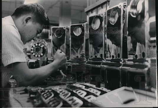 Press Photo Telephone Operator Works On Fixing A Swtichboard - Historic Images