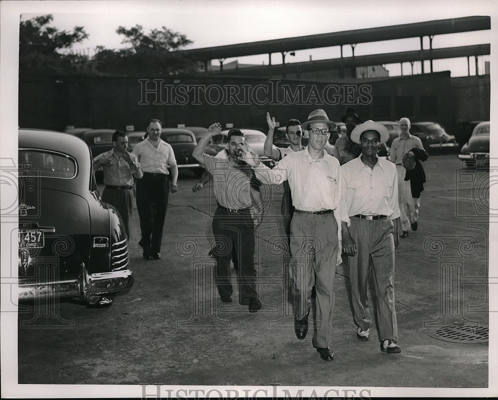 1949 Press Photo Swasey Employees Returning To Work After A Strike - Historic Images