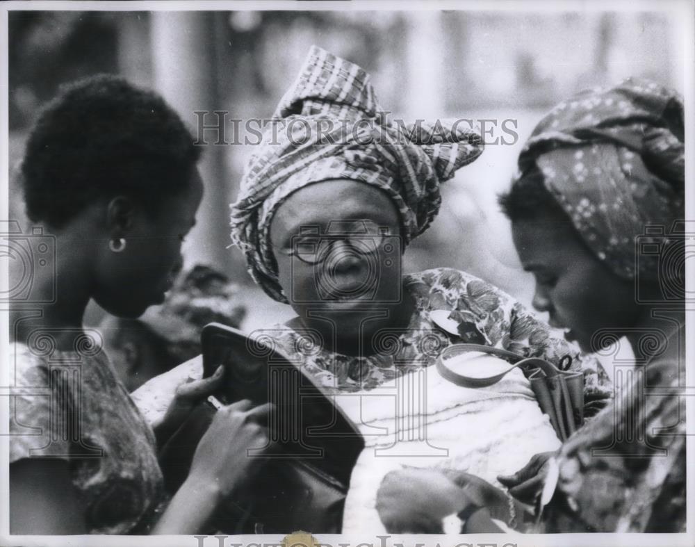 1961 Press Photo Even the women in Lagos love the ponies - Historic Images