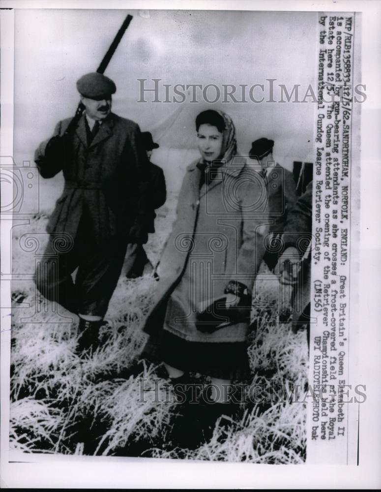 1962 Press Photo Queen Elizabeth at the opening of the Retriever Championships - Historic Images