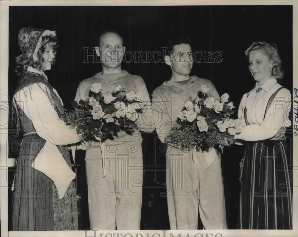 1940 Press Photo Finnish Runners Faavo Nurmi &amp; Taisto Maki Receive Flowers - Historic Images