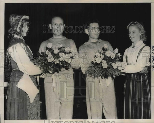 1940 Press Photo Finnish Runners Faavo Nurmi & Taisto Maki Receive Flowers - Historic Images