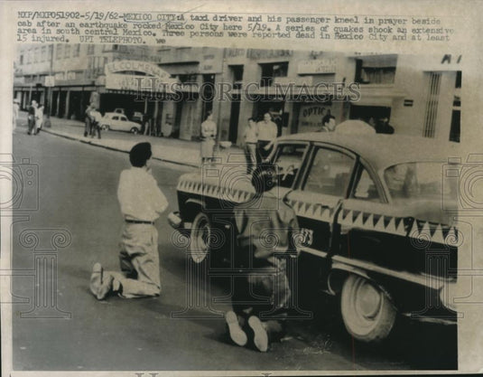 1962 Press Photo Taxi Driver & Passenger Kneel to Pray After Earthquake - Historic Images