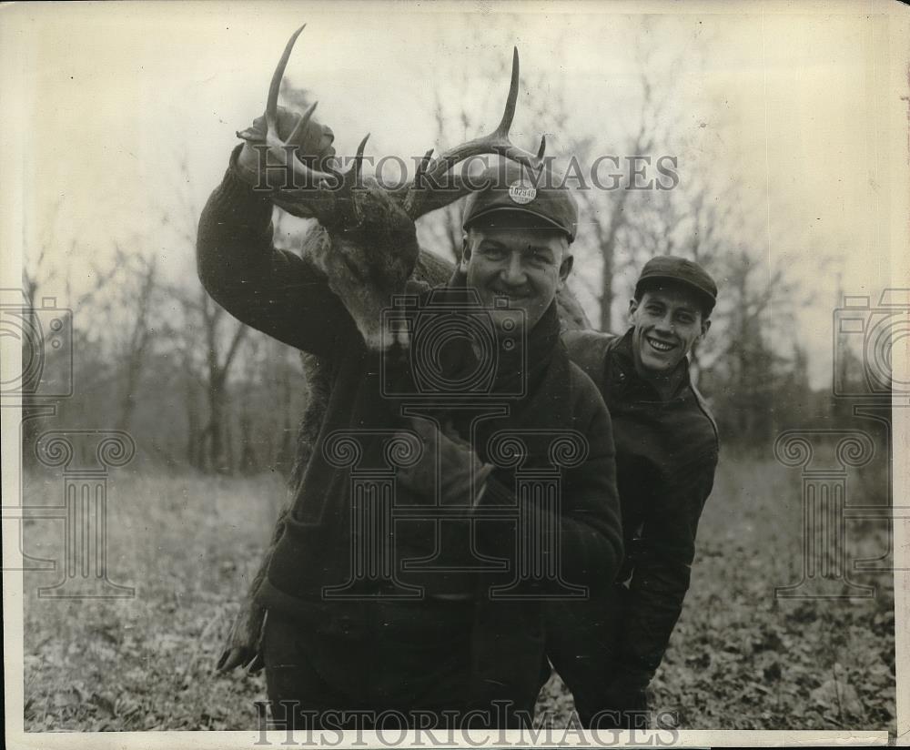 1928 Press Photo Walter Otto & William Corcorn Carry Large Buck - Historic Images