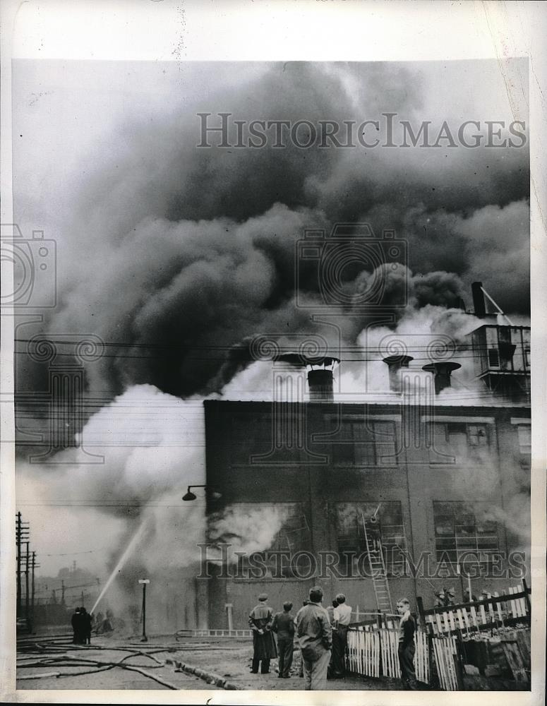 1944 Press Photo Three Firemen Injured In Fire At Philadelphia - Historic Images