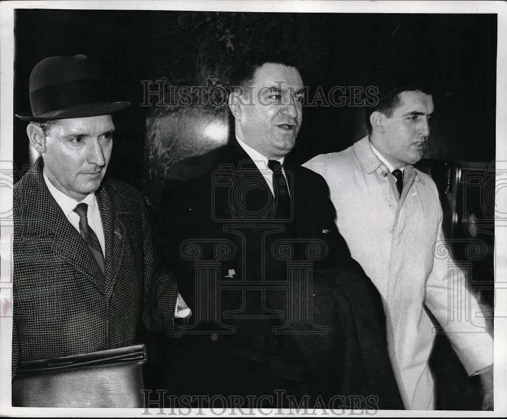 1968 Press Photo NYC, Rbt Schwartz in custody of FBI for murder plot - Historic Images