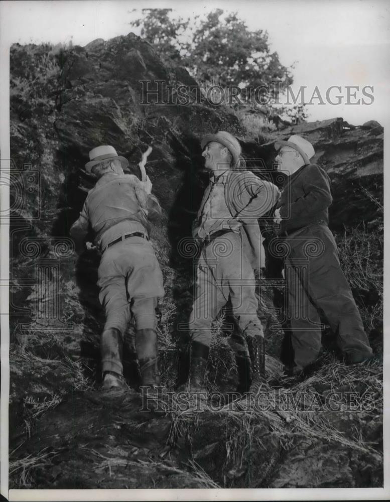 1937 Press Photo Jack Regan, Chas Hewin, Oscar Seller at Graphite mine in Calif. - Historic Images