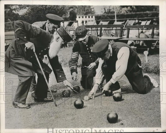 1935 Press Photo Pionsioners & Seamen Measure Woods During Annual Bown - Historic Images