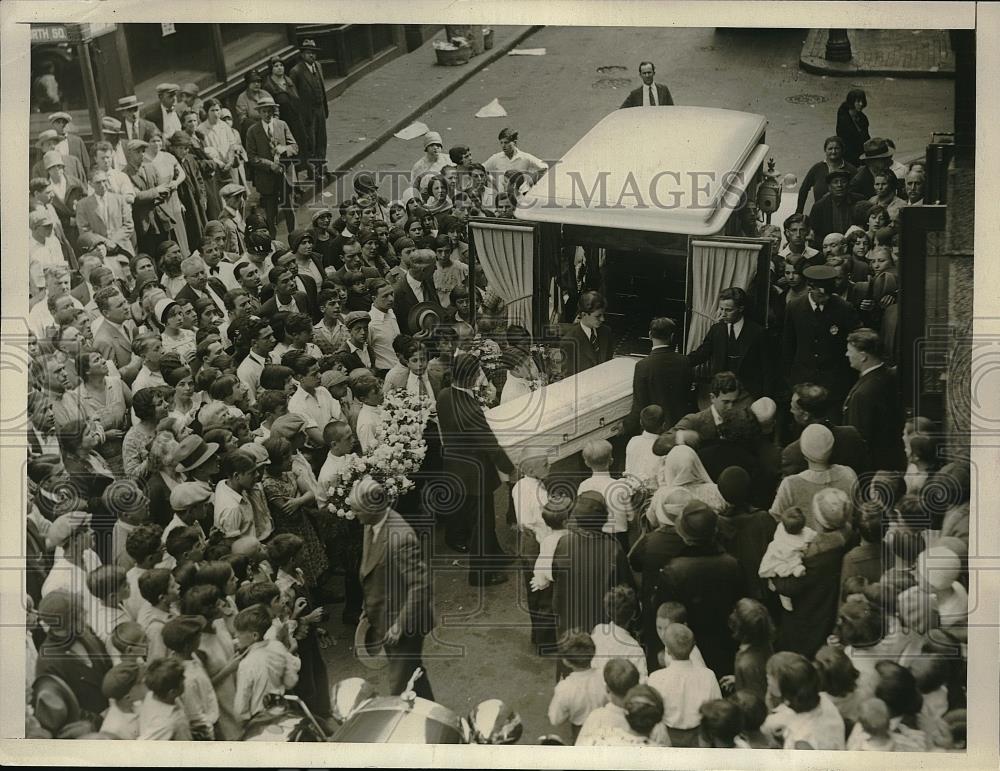 1929 Press Photo Loading Slain Boy Salvatore De Mora Casket Into Car Boston, MA - Historic Images