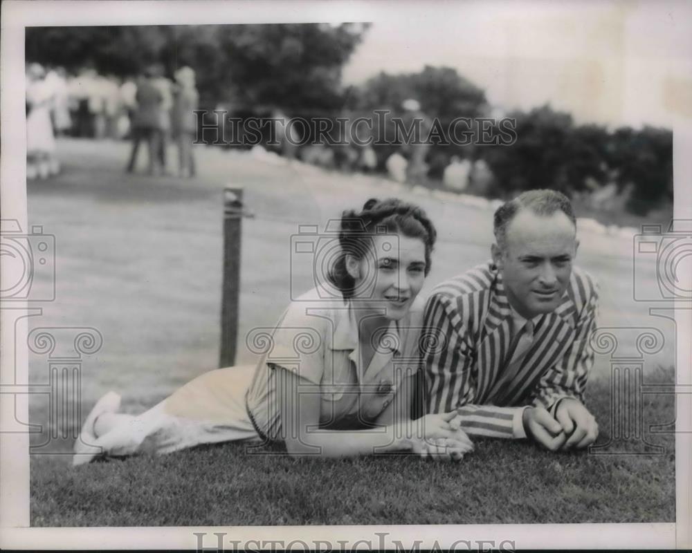 1939 Press Photo denny Shute &amp; his wife watching matches - Historic Images