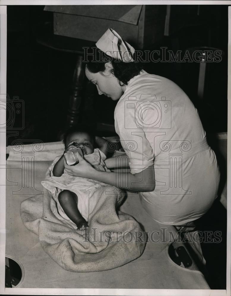 1938 Press Photo Nurse Ellen feeds a little flood refugee in one of the - Historic Images