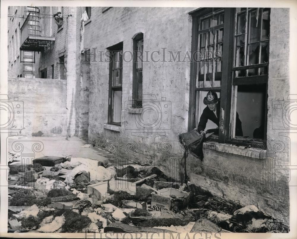 1944 Press Photo Bazooka Shell exploded in New York Apartment injuring 6 - Historic Images