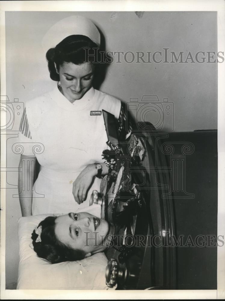 1941 Press Photo Iron Lung patient Mrs. Glenn Wood, Erie, PA - Historic Images