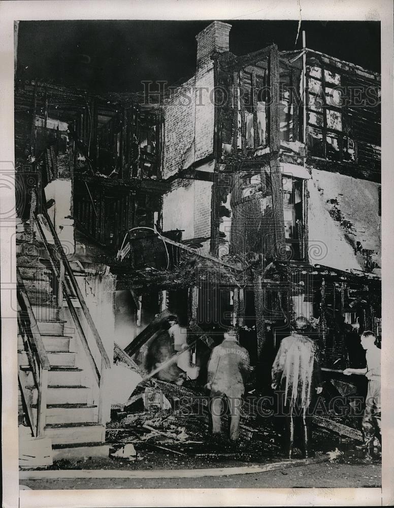 1941 Press Photo Firemen Wet Down Remains Of Burnt Out Apartment Building - Historic Images