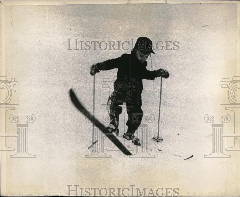 1947 Press Photo Young child out skiing - Historic Images