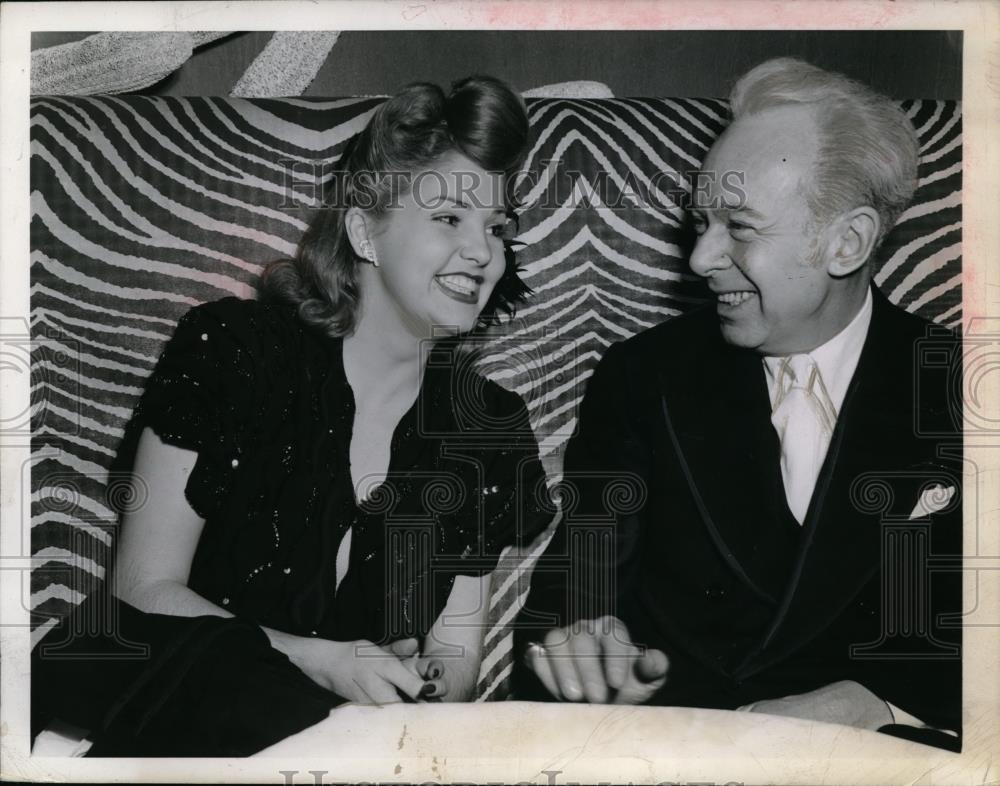 1944 Press Photo Tony Manville &amp; Barbara Allison Sitting At Table - Historic Images