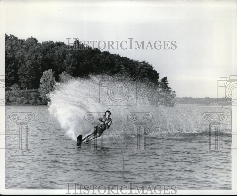 Press Photo A waterskier on a Kentucky lake - Historic Images