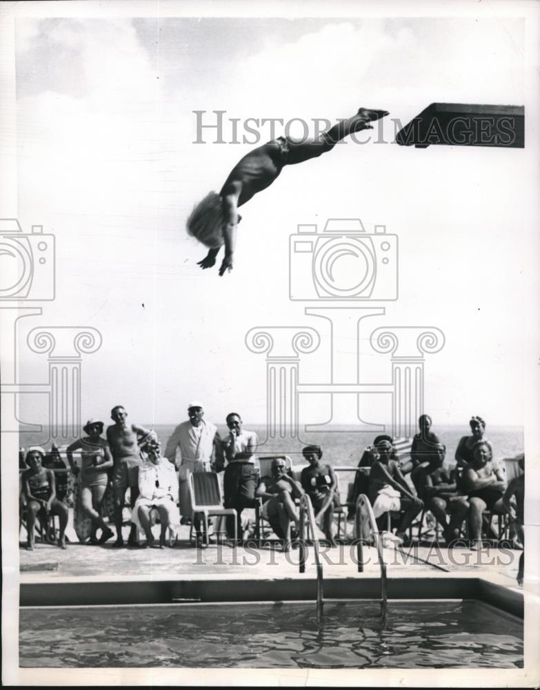 1950 Press Photo Kathy Tongy doing a 21/2 front dive from the 10ft board during - Historic Images