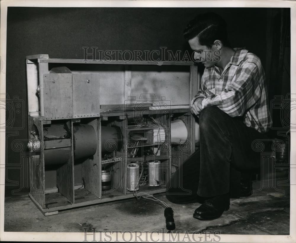 1952 Press Photo Man Examines - Historic Images