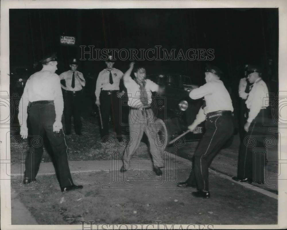 1948 Press Photo Chicago, Ill Dennis Ahern threatens police - Historic Images