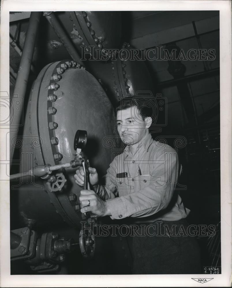 1950 Press Photo Louis Sforza Disabled Vet Apprentice At NACA Lab - Historic Images