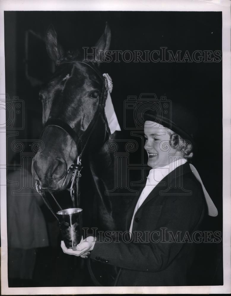 1950 Press Photo Jackie Ewing showing his 1st price trophy to Little Archy - Historic Images