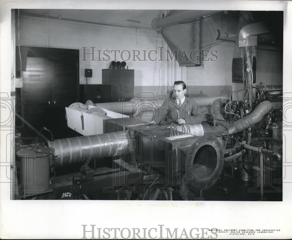 1946 Press Photo Research on Cooling Super Charged Air at Lab in Cleveland, OH - Historic Images