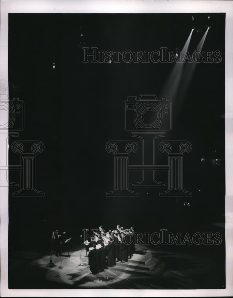 1952 Press Photo Spotlight Illuminates Hedrew Union Cantors Ensemble Performs - Historic Images